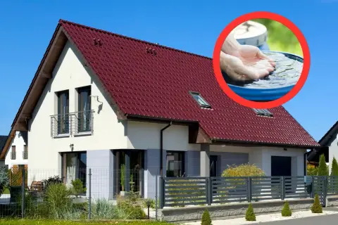 Dom z czerwonym dachem i wstawką z dłońmi czerpiącymi wodę z beczki. To wizualizacja programu "Moja woda".