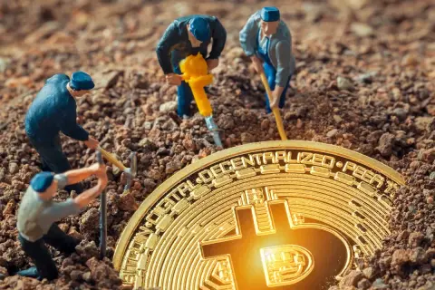 Figurki górników pracują przy kopaniu kryptowalut, używając kilofów i młota pneumatycznego, aby wydobyć złoty Bitcoin z ziemi.