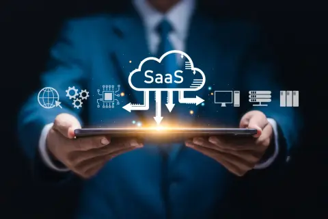 Chmura z napisem SaaS, ikony technologii i serwerów. To jest właśnie SaaS, co to jest?