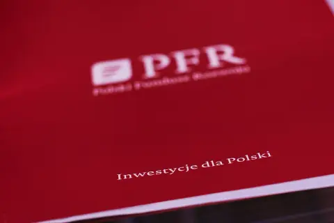 Czerwona okładka z logo PFR i napisem "Inwestycje dla Polski". To symbol wsparcia dla polskiego venture capital.