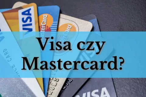 Kilka kart debetowych Visa i Mastercard ułożonych na ciemnym tle. Tekst "Visa czy Mastercard?" na niebieskim tle.