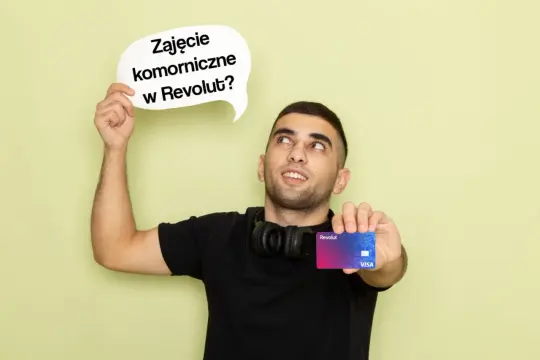 Mężczyzna z kartą Revolut i chmurką z napisem "Zajęcie komornicze w Revolut?".