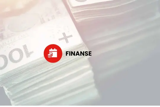 Stos banknotów 100 zł z ikoną kalendarza i monet oraz napisem "FINANSE". Wskazuje na potrzebę reglamentacji wydatków.