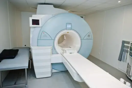 Nowoczesny rezonans magnetyczny NFZ, krótkie terminy oczekiwania na badanie. Gabinet gotowy na pacjentów.