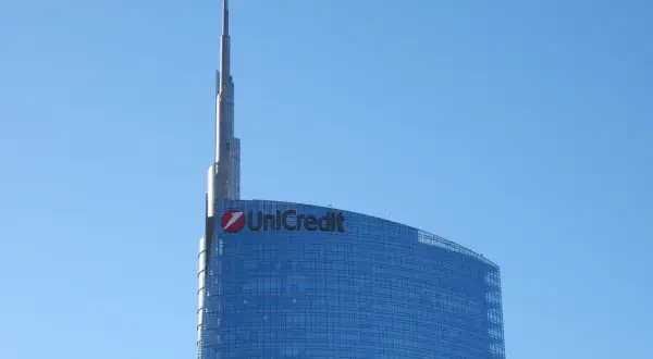 Szklany wieżowiec UniCredit z charakterystycznym logo, sięgający nieba. To symbol nowoczesności, jakby bank Aion miał tu swoje biuro.