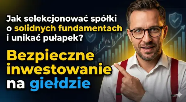 Mężczyzna w okularach i czerwonych szelkach wskazuje na wykresy giełdowe, sugerując bezpieczną akcję inwestycyjną i unikanie pułapek.
