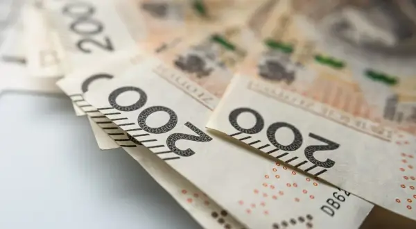 Złotówki, banknoty 200 zł. Czy to wystarczy, by dowiedzieć się, ile wynosi emerytura olimpijska?