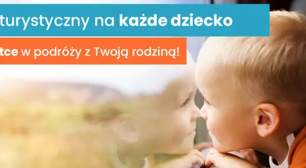 Bon turystyczny na każde dziecko. Wkrótce w podróży z Twoją rodziną! Mały chłopiec patrzy przez okno, marząc o wakacjach.