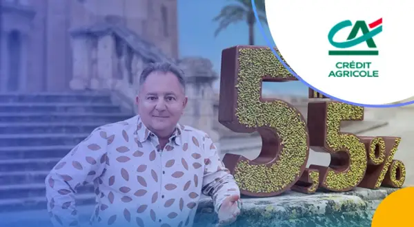 Mężczyzna obok czekoladowych cyfr 5,5% i logo Crédit Agricole. Odkryj atrakcyjne lokaty w Crédit Agricole!