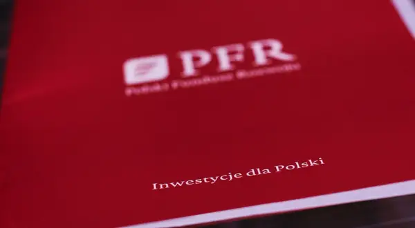 Czerwona okładka z logo PFR i napisem "Inwestycje dla Polski". To symbol wsparcia dla polskiego venture capital.