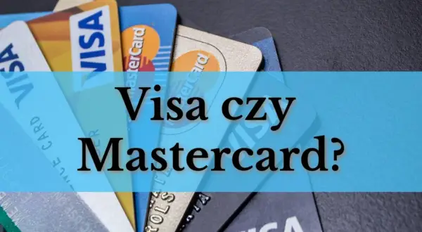 Kilka kart debetowych Visa i Mastercard ułożonych na ciemnym tle. Tekst "Visa czy Mastercard?" na niebieskim tle.