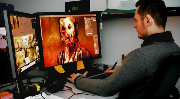 Grafik tworzy przerażającą postać zombie na ekranie, pracując nad nowymi **bloober akcje**.