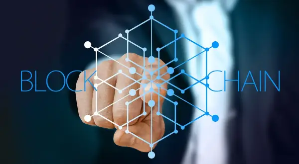 Dłoń wskazuje na sieć blockchain, symbolizującą technologię Vechain i jej potencjał.