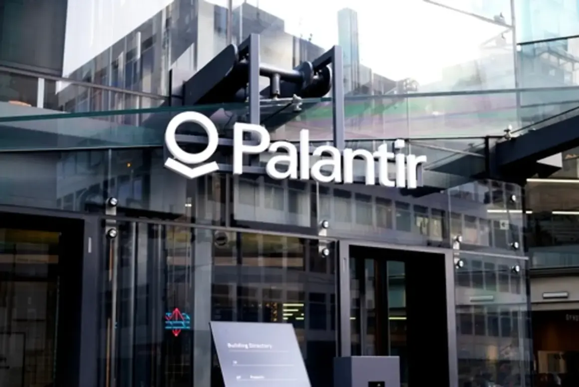Logo Palantir na nowoczesnym budynku z przeszkloną fasadą.