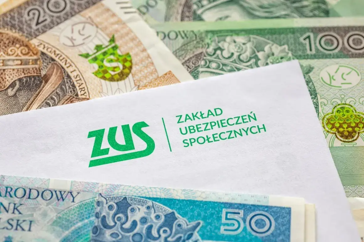 Kiedy ZUS wypłaca L4, pieniądze wreszcie się pojawiają. Koperta z logo ZUS na tle polskich banknotów.