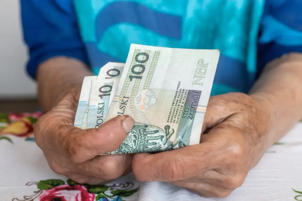 Dłonie starszej osoby trzymają banknoty 100 zł. Czy to wystarczy na najniższą emeryturę 2026?