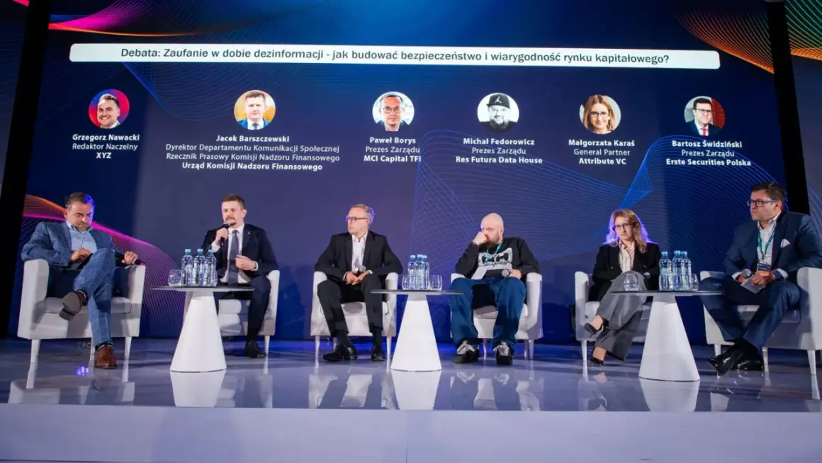 Panel dyskusyjny o budowaniu zaufania na rynku kapitałowym. Uczestnicy dzielą się swoimi historiami i doświadczeniami w erze dezinformacji.