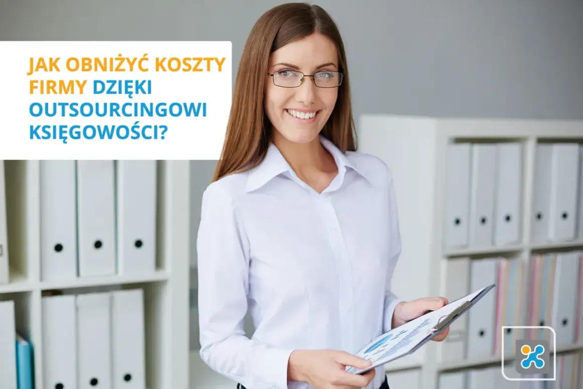 Uśmiechnięta kobieta w okularach trzyma dokumenty. Tekst na zdjęciu: "Jak obniżyć koszty firmy dzięki outsourcingowi księgowości?".