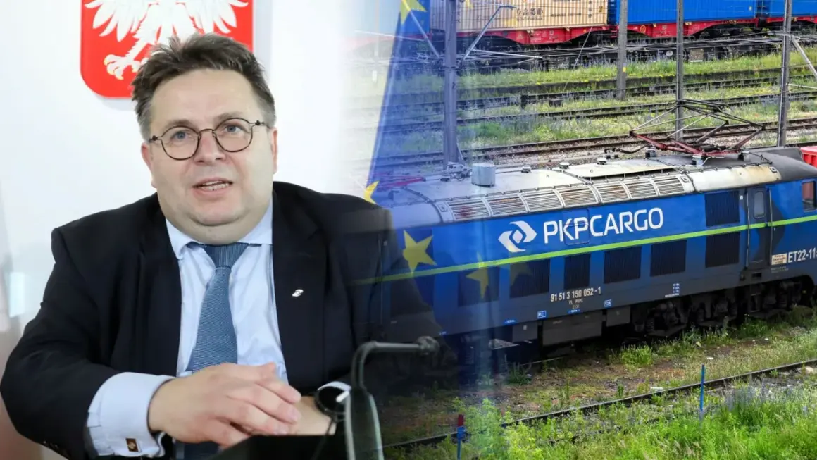 Mężczyzna w garniturze i krawacie, na tle flagi UE i lokomotywy PKP Cargo. Analiza ceny akcji PKP Cargo.