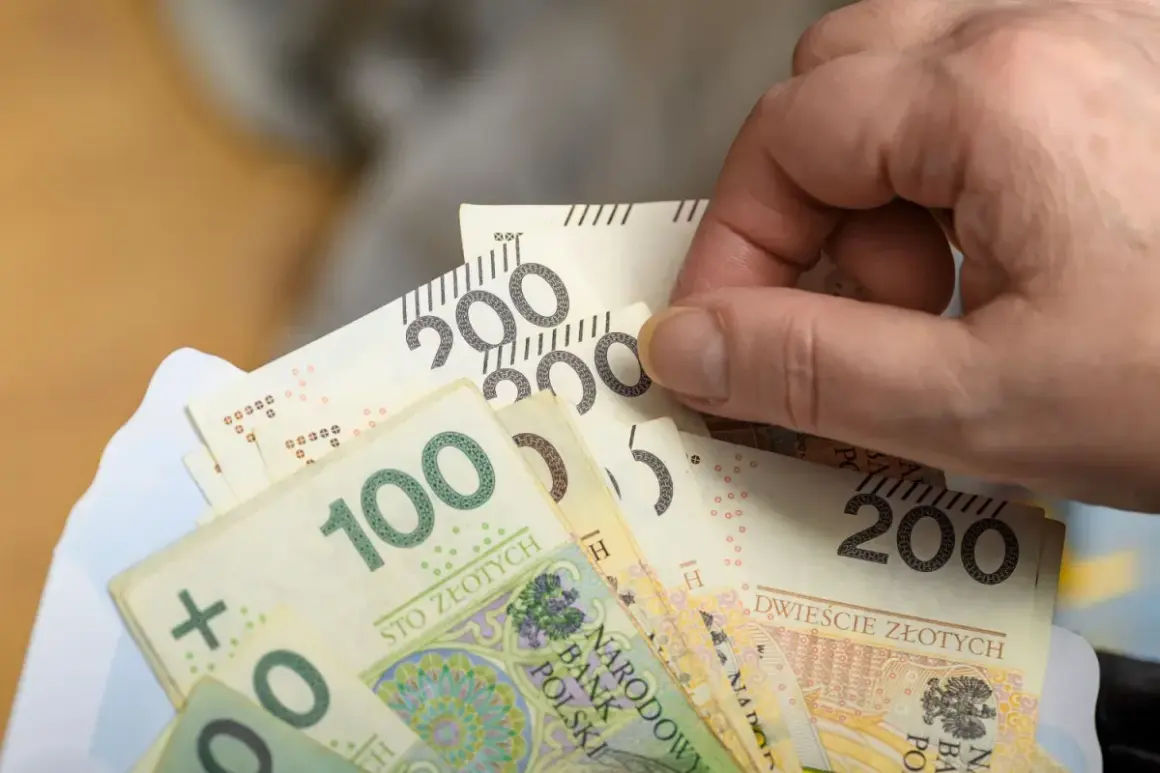 Dłoń trzyma polskie banknoty 100 i 200 zł. Wkrótce renta wdowia 2026.