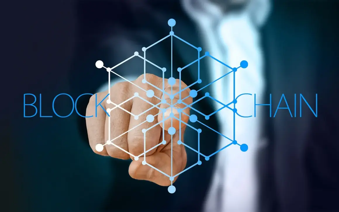 Dłoń wskazuje na sieć blockchain, symbolizującą technologię Vechain i jej potencjał.