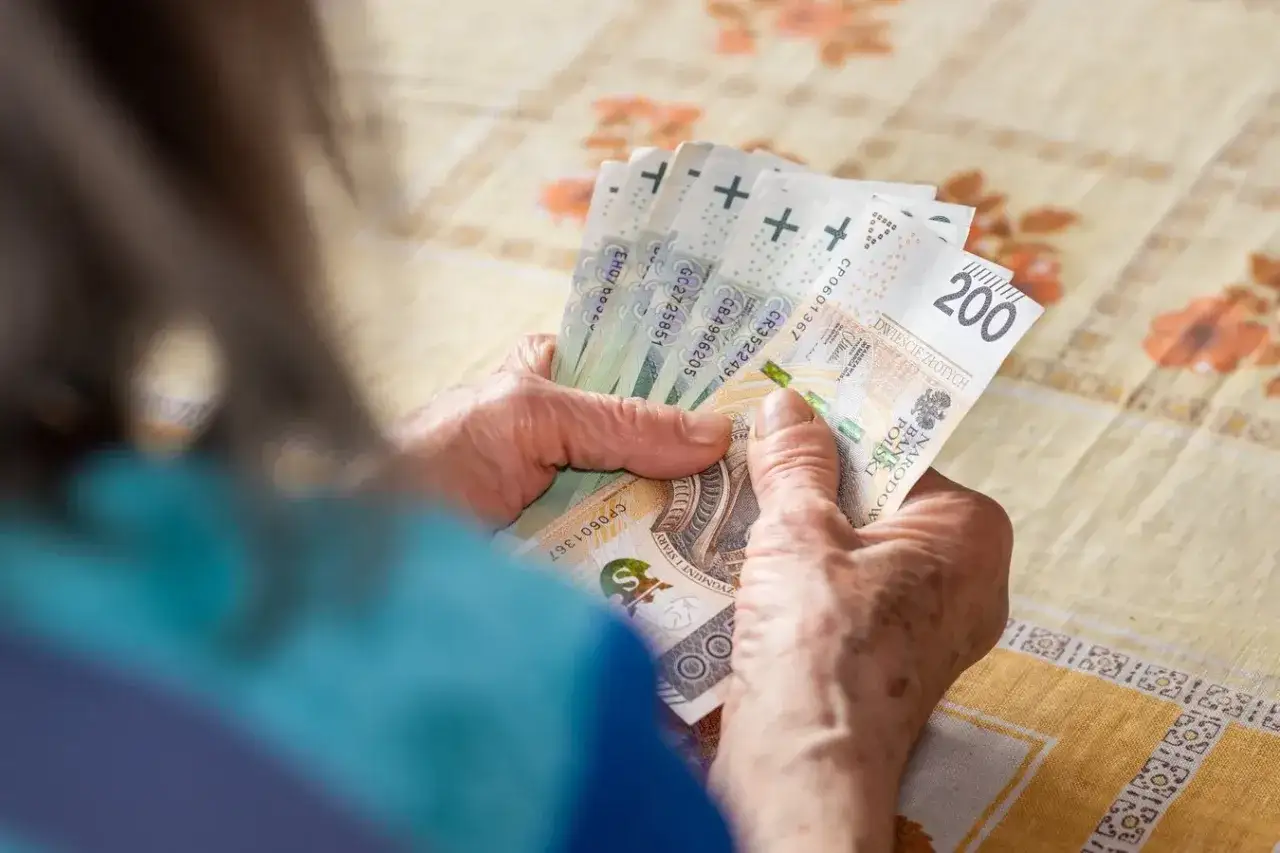 Czternasta emerytura netto - ile wynosi i komu przysługuje?