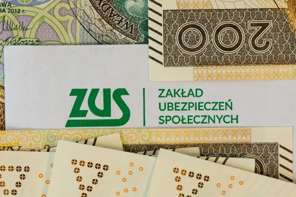 ZUS i pieniądze – symbolizują odprawę emerytalną w małej firmie.