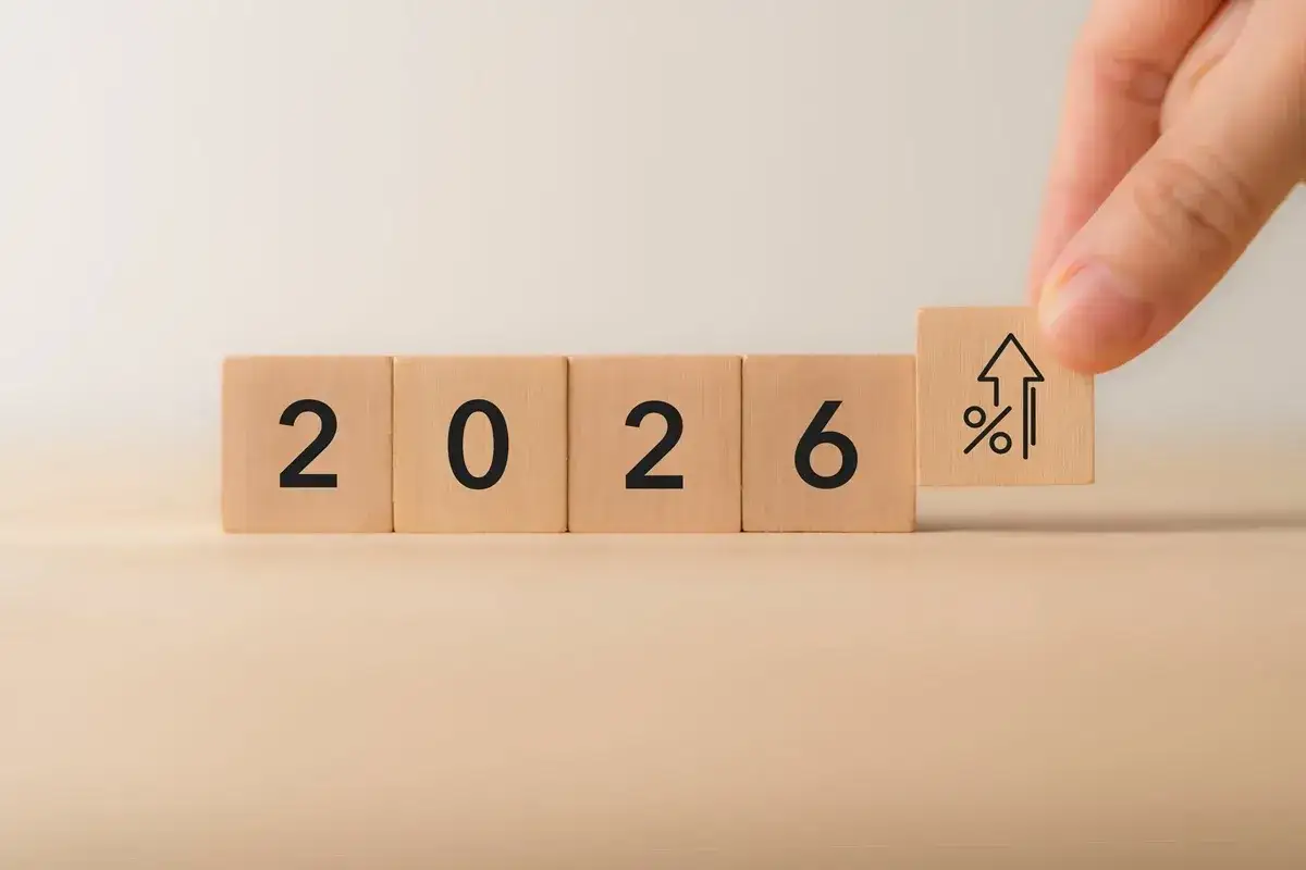 Klocki z napisem 2026 i symbolem wzrostu. Czy to zapowiedź, ile wynosi najniższa emerytura netto w przyszłości?