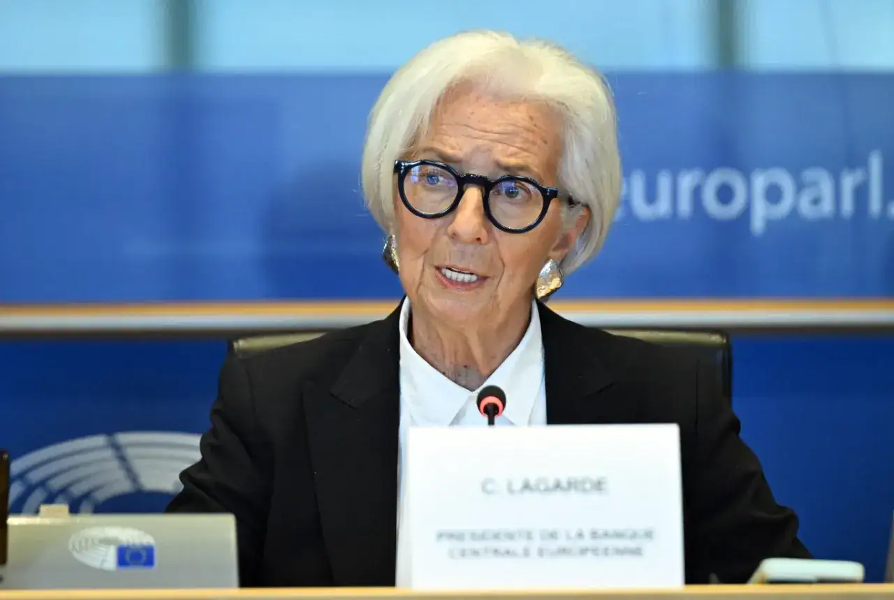 Christine Lagarde, prezes Europejskiego Banku Centralnego, przemawia podczas konferencji.