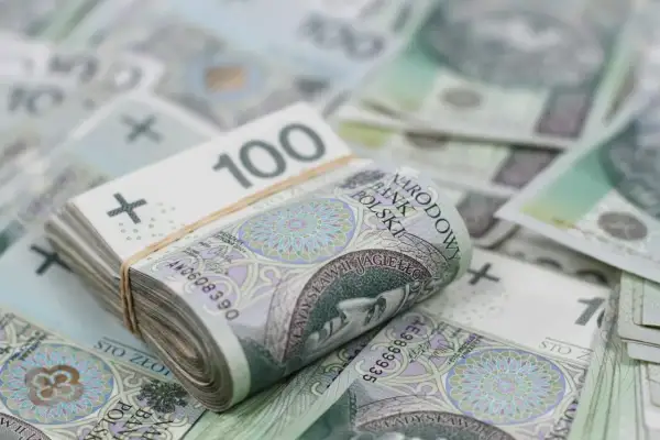 Stos banknotów 100 zł, symbolizujący bezpieczne inwestowanie.