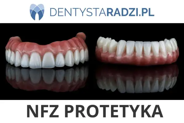 Dwa rzędy sztucznych zębów na różowym podniebieniu. Zastanawiasz się, jak zdobyć nowe zęby za darmo? Sprawdź NFZ PROTETYKA.