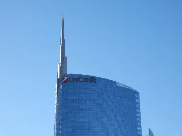 Szklany wieżowiec UniCredit z charakterystycznym logo, sięgający nieba. To symbol nowoczesności, jakby bank Aion miał tu swoje biuro.