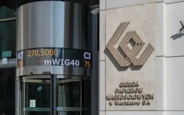 Elektroniczna tablica informacyjna przy Giełdzie Papierów Wartościowych w Warszawie pokazuje kursy, w tym mWIG40, który jest ważnym wskaźnikiem dla fundusz akcji polskich.