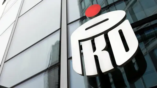 Logo PKO na szklanej fasadzie budynku. Czy bank PeKaO i PKO to to samo? Nie, to dwa różne banki.