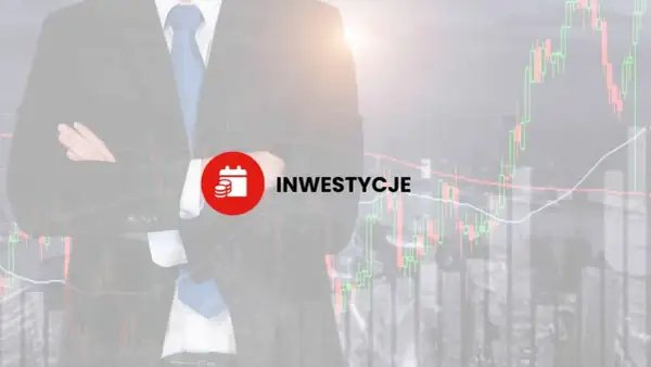 Biznesmen z rękami skrzyżowanymi na piersi, na tle wykresów giełdowych. Ikona kalendarza z monetami symbolizuje skarbiec rynków surowcowych i inwestycje.