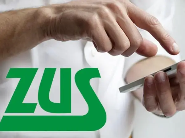 Dłonie korzystające ze smartfona, obok zielone logo ZUS. Możliwe, że chodzi o przeliczenie emerytury kapitałowej na powszechną.