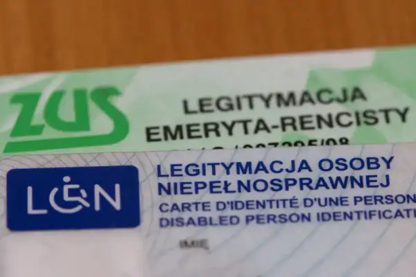 Legitymacja osoby niepełnosprawnej obok legitymacji emeryta-rencisty ZUS. Dokumenty te potwierdzają status osoby, która może potrzebować wsparcia opiekuna osoby niepełnosprawnej.