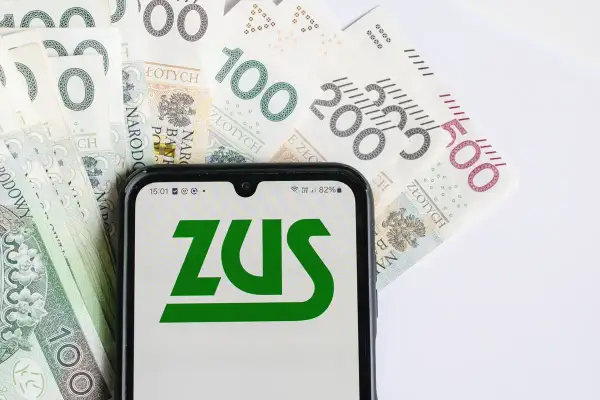 Telefon z logo ZUS na tle polskich banknotów. Czy to zapowiedź 13 emerytury 2026? Tabela z wypłatami wkrótce.