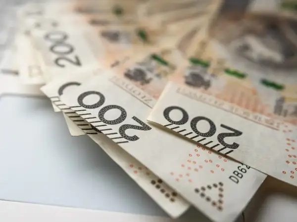 Złotówki, banknoty 200 zł. Czy to wystarczy, by dowiedzieć się, ile wynosi emerytura olimpijska?