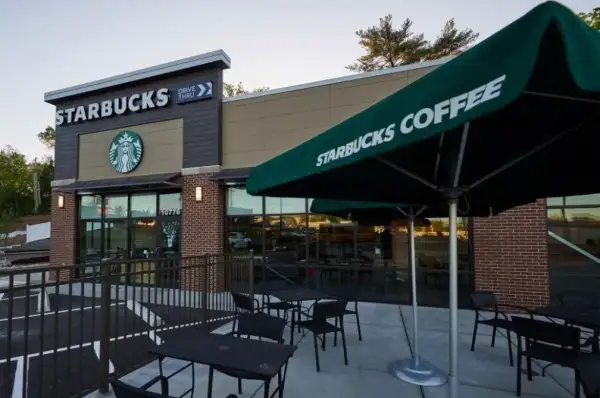 Nowy Starbucks z drive-thru i stolikami na zewnątrz. Idealne miejsce na kawę i spotkania.