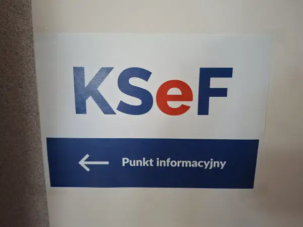 Tabliczka z napisem KSeF i strzałką w lewo wskazującą Punkt informacyjny.