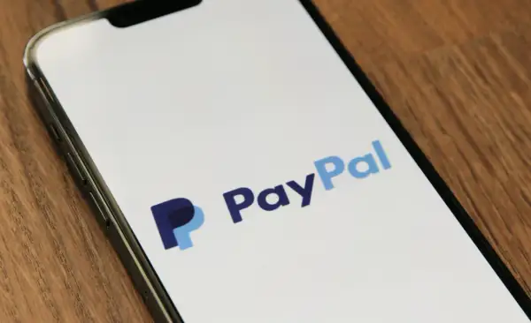 Na ekranie telefonu widnieje logo PayPal. Czy PayPal jest bezpieczny? To pytanie zadaje sobie wiele osób przed dokonaniem płatności.