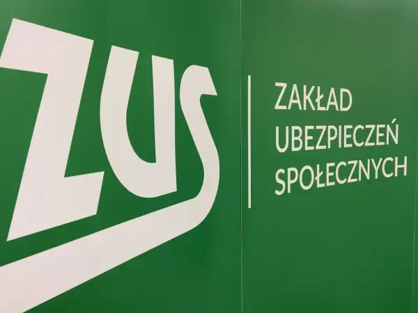 Logo ZUS i napis "Zakład Ubezpieczeń Społecznych". Dowiedz się, co to jest subkonto w ZUS i jak działa.