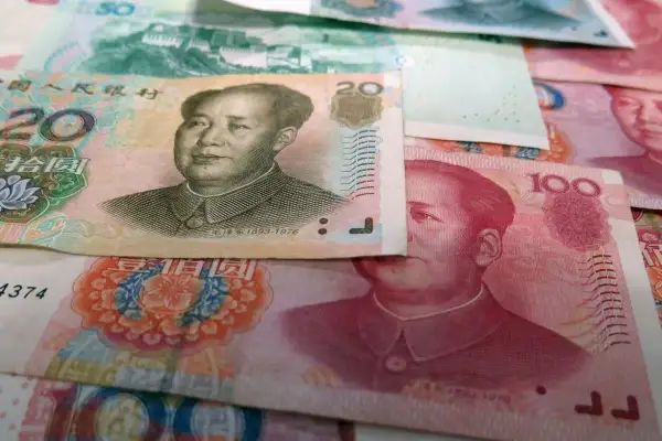 Chińskie banknoty, w tym 20 i 100 juanów (RMB), z wizerunkiem Mao Zedonga.