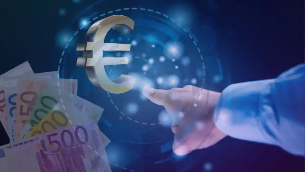 Dłoń wskazuje na symbol euro, obok leżą banknoty. Analiza kursu eur czk.