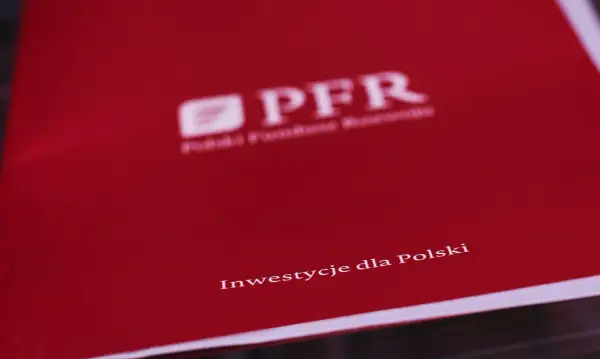 Czerwona okładka z logo PFR i napisem "Inwestycje dla Polski". To symbol wsparcia dla polskiego venture capital.