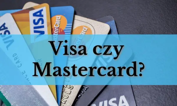 Kilka kart debetowych Visa i Mastercard ułożonych na ciemnym tle. Tekst "Visa czy Mastercard?" na niebieskim tle.